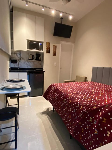 Bed, Kitchen or kitchenette, Bedroom, minibar, stove
