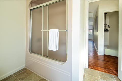 Near Asheville Views, Hot Tub, Gym Theater House in Upper Hominy