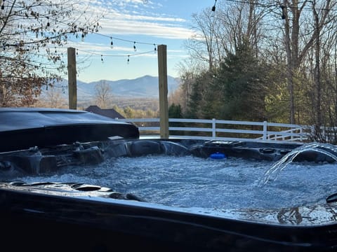 Near Asheville Views, Hot Tub, Gym Theater House in Upper Hominy