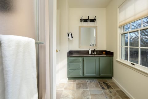 Near Asheville Views, Hot Tub, Gym Theater House in Upper Hominy