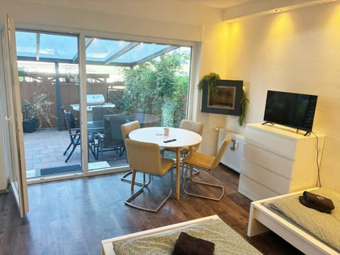 TV and multimedia, Seating area, Dining area
