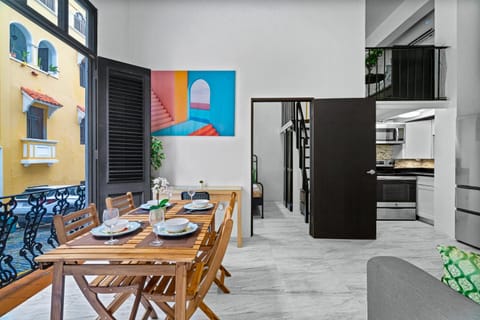 Kitchen or kitchenette, Living room, Food and drinks, Seating area, Dining area, Food, minibar, oven, stove