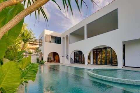 Property building, Day, Pool view, Swimming pool
