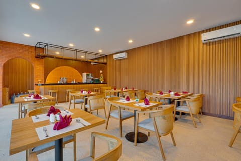 Restaurant/places to eat, Food and drinks, air conditioner