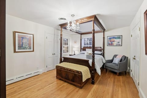 Bed, Photo of the whole room, Seating area, Bedroom