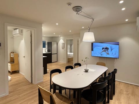 TV and multimedia, Living room, Seating area, Dining area