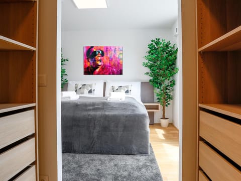 Bed, TV and multimedia, Photo of the whole room, Seating area, Bedroom