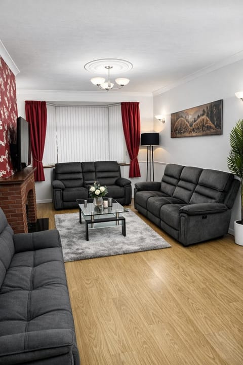 Communal lounge/ TV room, Living room, Seating area