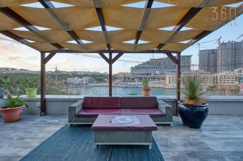 Property building, Balcony/Terrace, Seating area, City view, Mountain view