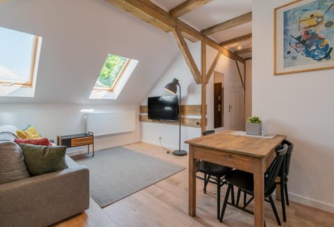 TV and multimedia, Living room, Seating area, Dining area
