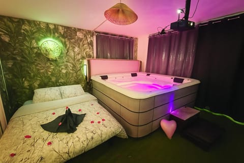 Hot Tub, Photo of the whole room