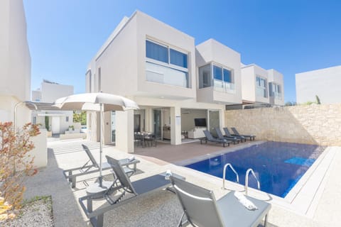 Property building, Patio, Day, Swimming pool, sunbed