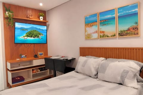 Bed, TV and multimedia, Bedroom