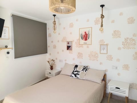 Bed, TV and multimedia, Photo of the whole room, Bedroom