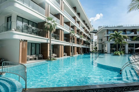 Property building, Day, Swimming pool