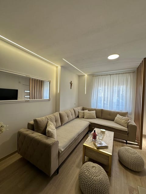 TV and multimedia, Living room, Seating area, Evening entertainment