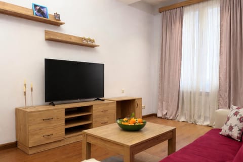 TV and multimedia, Living room, Photo of the whole room, Seating area, Bedroom
