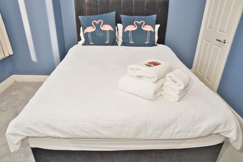 Property building, Bed, Bedroom, wardrobe
