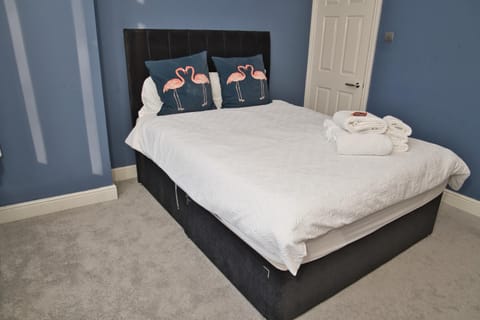 Property building, Bed, Bedroom, wardrobe