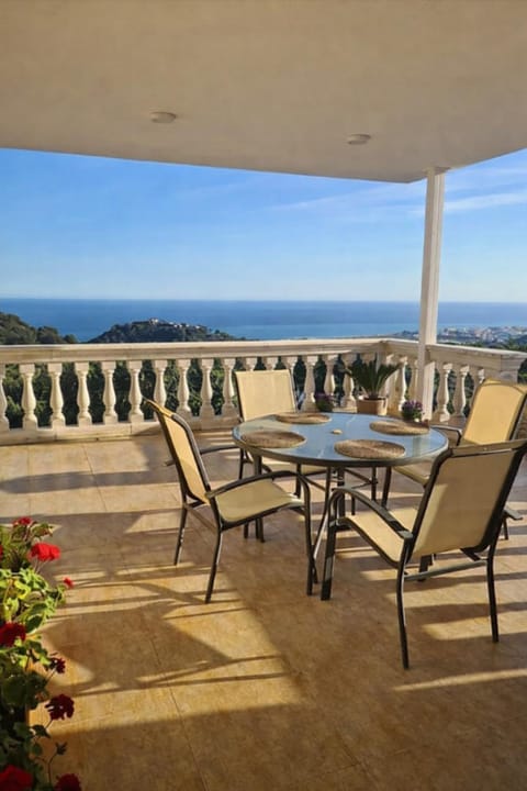 Patio, Day, Natural landscape, View (from property/room), Balcony/Terrace, Dining area, Sea view