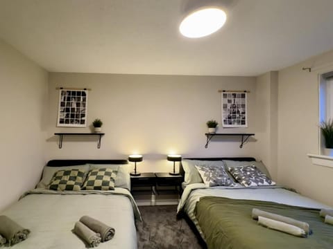 Relaxing Modern Apartment with 6 beds, New Furniture&Repair Apartment in Scotland