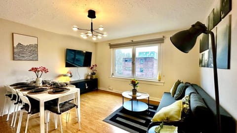 Relaxing Modern Apartment with 6 beds, New Furniture&Repair Apartment in Scotland