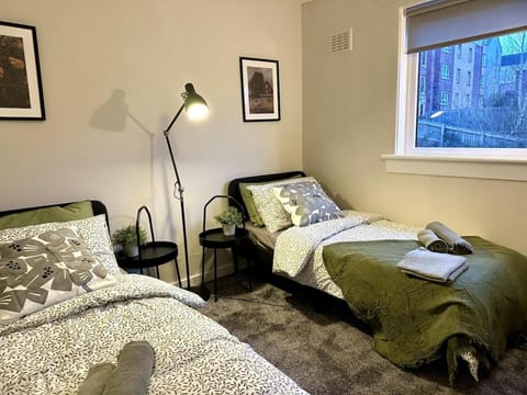Relaxing Modern Apartment with 6 beds, New Furniture&Repair Apartment in Scotland