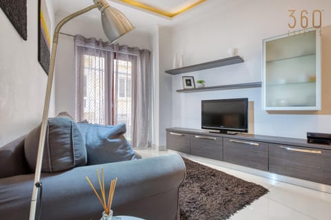 TV and multimedia, Living room, Evening entertainment