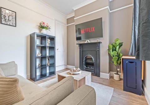 Communal lounge/ TV room, TV and multimedia, Living room, Seating area