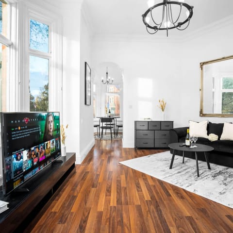 TV and multimedia, Living room, Seating area, Dining area