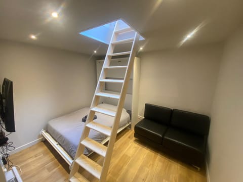 Bed, Living room