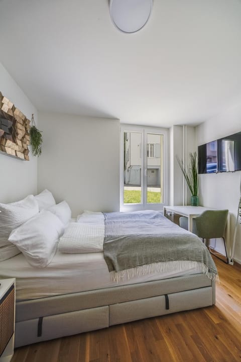 Bed, TV and multimedia, Photo of the whole room, Bedroom