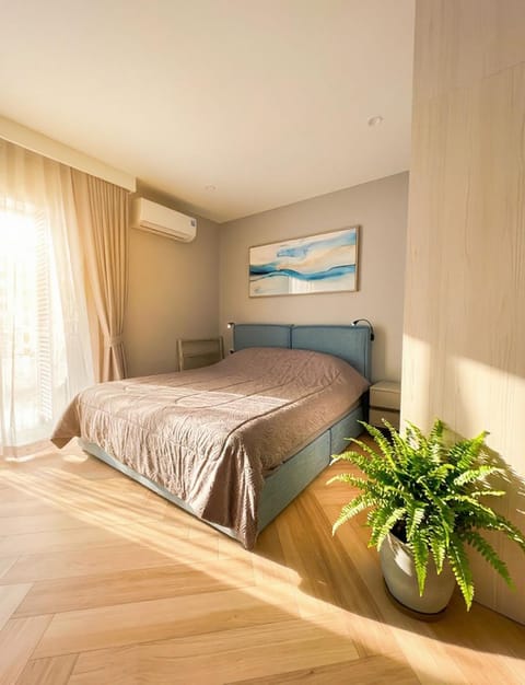 Bed, Photo of the whole room, Bedroom, air conditioner