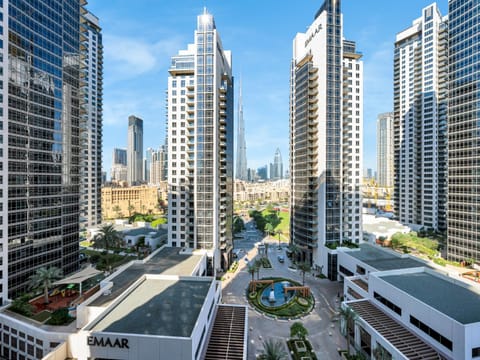 Property building, Day, Neighbourhood, City view, Street view, Location, Parking