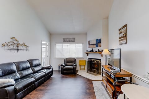 Mountain View Ski Condo Sleep 6 - Fireplace - Hot Tub House in Gatlinburg