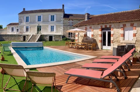 Property building, Patio, Day, Pool view, Swimming pool, sunbed