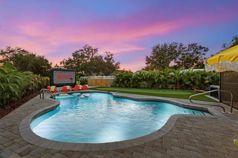 Backyard Paradise Sleeps 14 Arcade Games Spa House in Bradenton