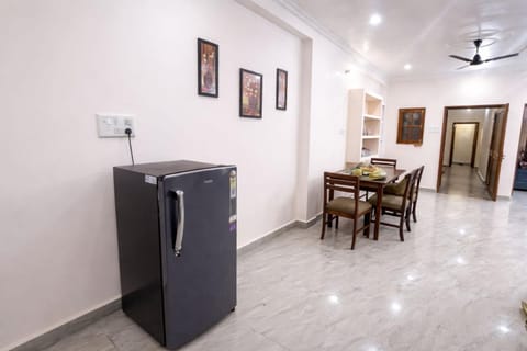 Kitchen or kitchenette, Dining area, oven