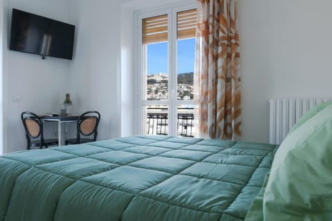 Bed, TV and multimedia, Balcony/Terrace, Spa and wellness centre/facilities, Fitness centre/facilities, Photo of the whole room, Seating area, Bedroom, furniture, elevator
