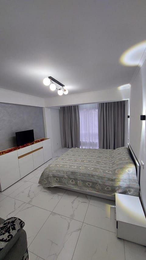 Bed, TV and multimedia, Photo of the whole room, Bedroom