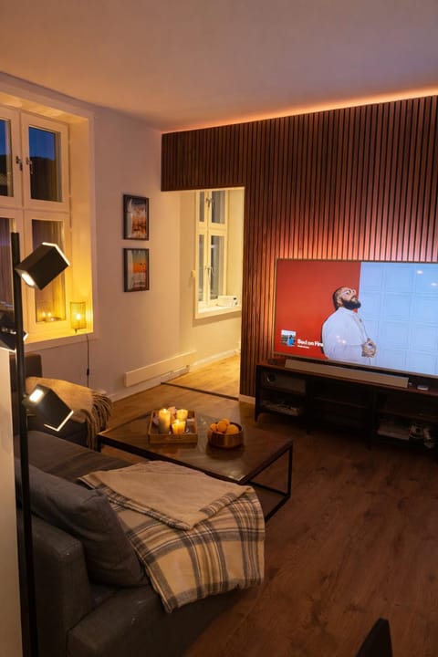 TV and multimedia, Living room, Evening entertainment