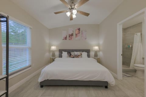 Private Studio near parks and Downtown House in Azalea Park