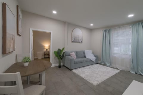 Comfortable 1 bedroom home House in Azalea Park