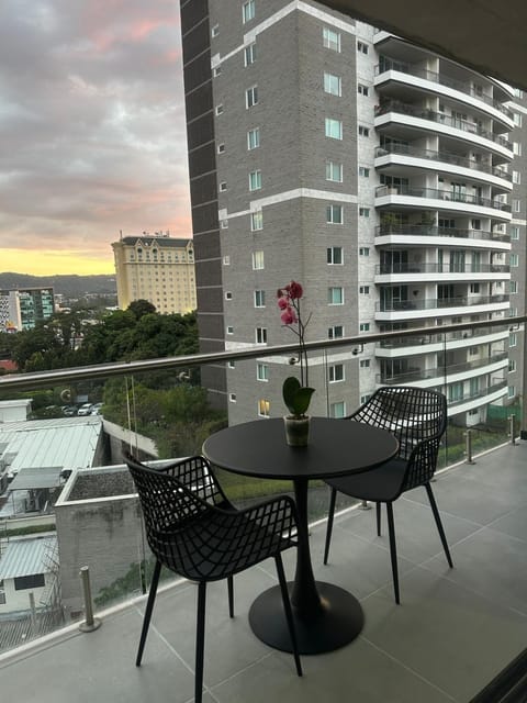 View (from property/room), Balcony/Terrace, City view