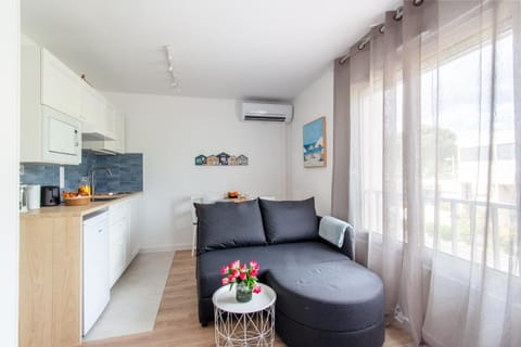 Kitchen or kitchenette, Living room, Seating area, Dining area, air conditioner
