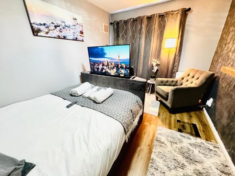 Bed, TV and multimedia, Evening entertainment, Bedroom
