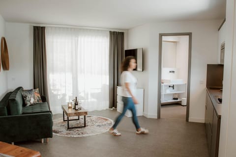 Bathroom, TV and multimedia, Balcony/Terrace, Living room, Photo of the whole room, kitchen