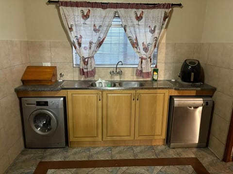 Kitchen or kitchenette, dishwasher, washing machine