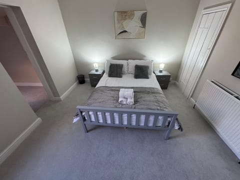 Bed, Bedroom, towels