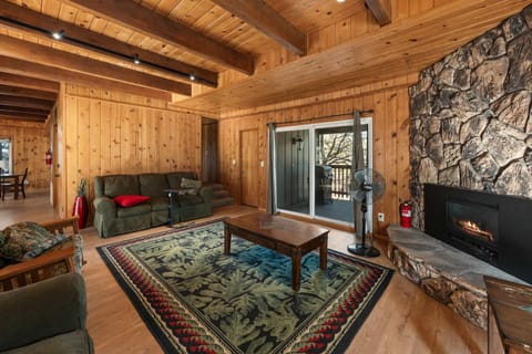 The Hidden Pines Mountain Home by Navigate Stays House in Running Springs